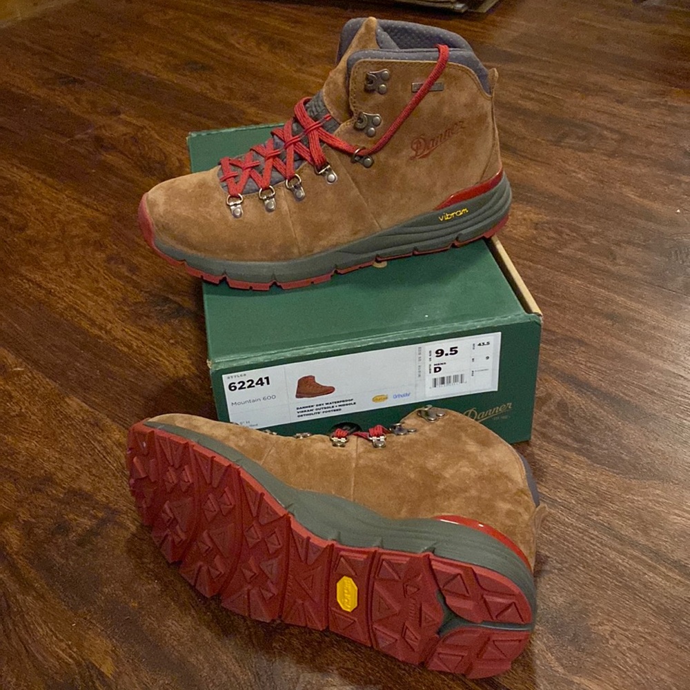 Danner size 9.5 mountain 600 hiking boots. Never worn